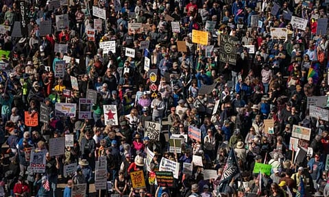 அமெரிக்கா முழுவதும் டிரம்புக்கு எதிராக லட்சக்கணக்கானோர் வீதிகளில் இறங்கி போராட்டம்!