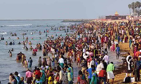 விடுமுறை தினமான இன்று திருச்செந்தூர் கோவிலில் குவிந்த பக்தர்கள்