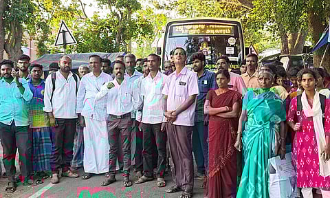 கிராம மக்கள் திரண்டு கோஷம் எழுப்பிய காட்சி.