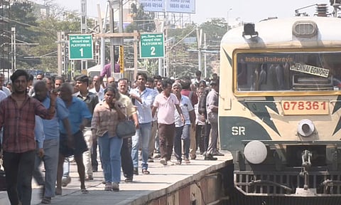 Egmore Railway Station| பயணிகளுக்கு நிம்மதி: எழும்பூர் 10, 11-வது நடைமேடைகளில் ஏப். 5 முதல் மீண்டும் மின்சார ரெயில்கள் இயக்கம்!