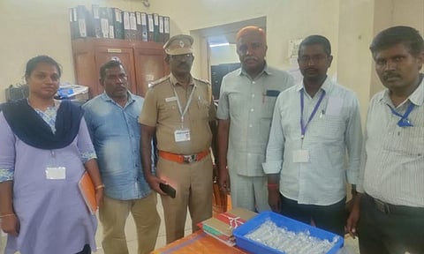 சேலம் செவ்வாய்பேட்டையில் வியாபாரி கொண்டு சென்ற 3.3 கிலோ வெள்ளி கொலுசு பறிமுதல்