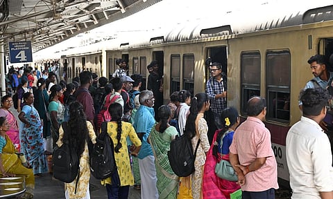 சீரமைப்பு பணிகள் நிறைவு..! எழும்பூரில் புறநகர் ரெயில் சேவை இன்று முதல் வழக்கம்போல் இயக்கம்