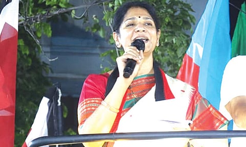 மக்களை வரிசையில் நிற்க வைத்த பா.ஜ.க.- அ.தி.மு.க.வுக்கு சரியான பாடம் புகட்ட வேண்டும் - கனிமொழி