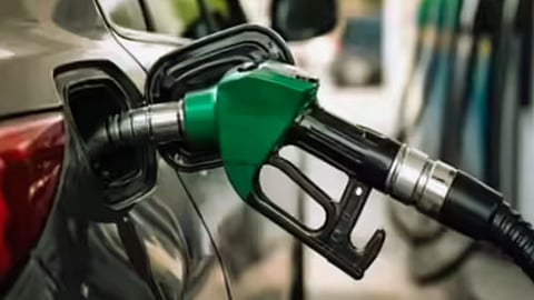 Fuel Prices | கடும் எதிர்ப்பு எதிரொலி: ஏற்றிய வேகத்தில் பெட்ரோல் விலையை குறைத்த பாகிஸ்தான்