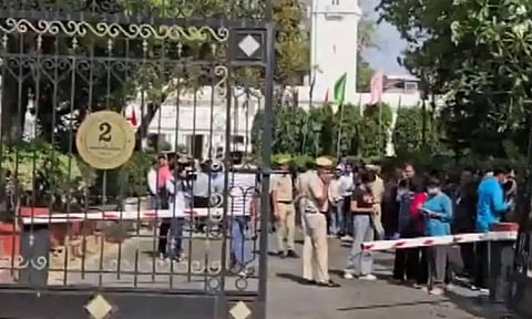 டெல்லி சட்டமன்ற வளாக கதவை உடைத்துக்கொண்டு உள்ளே புகுந்த கார் - மர்ம நபரால் பரபரப்பு