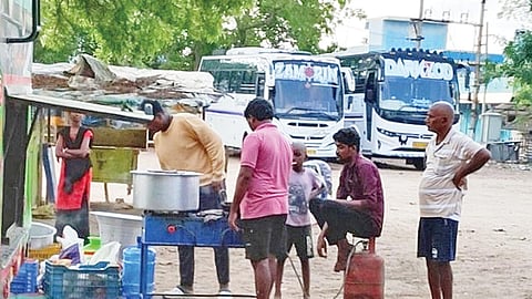 ஓட்டல்கள் மூடலால் சிரமம்: மாமல்லபுரத்திற்கு கியாஸ் சிலிண்டருடன் வரும் சுற்றுலா பயணிகள்