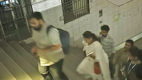 திருவான்மியூர் ரெயில் நிலையத்திற்குள் செல்லவே திக்... திக்... செல்போன் வெளிச்சத்தில் பீதியுடன் நடந்து செல்லும் இளம் பெண்கள்