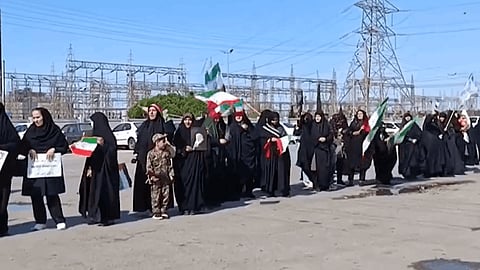 Iran War | நெருங்கும் காலக்கெடு... உயிரை பணயம் வைத்த ஈரான் மக்கள் - வைரலாகும் மனித சங்கிலி வீடியோ