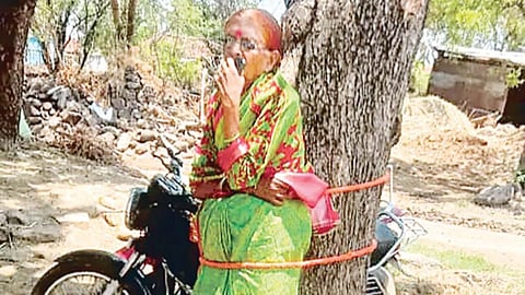 கணவன் வாங்கிய கடனுக்காக அங்கன்வாடி ஆசிரியையை மரத்தில் கட்டி வைத்து தாக்குதல்