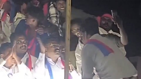 தேர்தல் பிரசாரத்தில் பேச விடாமல் இடையூறு.. தொண்டர் கன்னத்தில் 'பளார்' விட்ட திருமாவளவன்