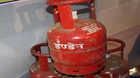 புலம்பெயர்ந்த தொழிலாளர்களுக்கு 5 கிலோ கியாஸ் சிலிண்டர் விநியோகம் இரட்டிப்பு- இந்தியன் ஆயில் நிறுவனம் தகவல்