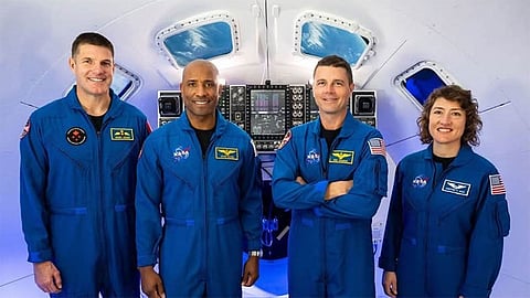 நிலவுக்கு பயணம் மேற்கொண்ட 4 விண்வெளி வீரர்கள் நாளை பூமியில் தரையிறங்குகிறார்கள்