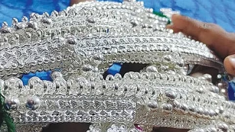 சேலம் செவ்வாய்ப்பேட்டையில் ரூ.2.6 கோடி மதிப்பிலான வெள்ளி பொருட்கள் பறிமுதல்