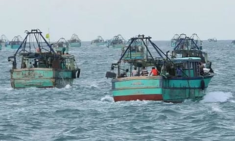 காரைக்கால் மீனவர்கள் 12 பேரை சிறைபிடித்து இலங்கை கடற்படை அராஜகம்