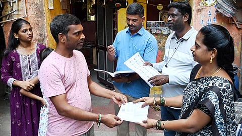 TN Assemby Election| தமிழகம் முழுவதும் பூத் சிலிப் வழங்கும் பணி தொடங்கியது- 18-ந்தேதிக்குள் வினியோகிக்க ஏற்பாடு