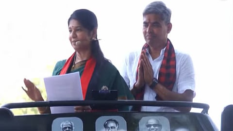 தமிழ்நாட்டை மிரட்டி தமிழர்கள் மீது இந்தியை திணிக்கப்பார்க்கிறது மத்திய அரசு - கனிமொழி