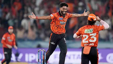 முதல் ஓவரில் 1 ரன் கொடுத்து 3 விக்கெட்: அதுவும் அறிமுக போட்டியில்,, ஐ.பி.எல். வரலாற்றில் சாதனைப் படைத்த ஐதராபாத் பவுலர் | IPL 2026