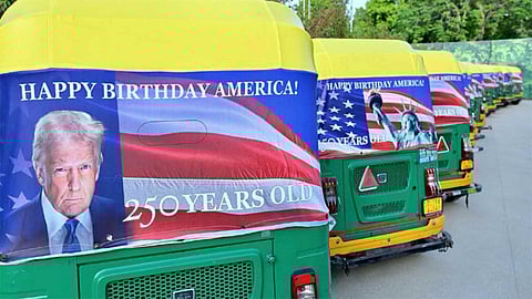 அமெரிக்கா 250: டிரம்ப் படத்துடன் டெல்லியில் உலா வரும் ஆட்டோக்கள்