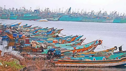 மீன்பிடி தடைகாலம் தொடங்கியது: 2 ஆயிரத்துக்கும் மேற்பட்ட விசைப்படகுகள் நிறுத்தம்