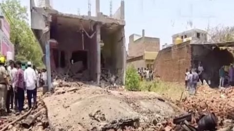 தரைமட்டமான வீடு.