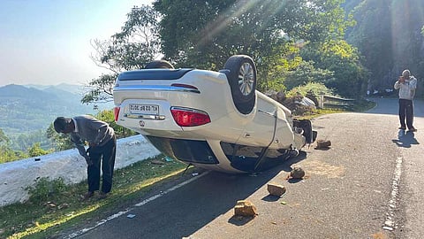 ஊட்டி மலைப்பாதையில் கேரள சுற்றுலா கார் கவிழ்ந்து விபத்து - அதிர்ஷ்டவசமாக உயிர்தப்பிய பயணிகள்