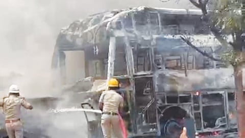 கர்நாடகாவில் கோர விபத்து: கார்-பஸ் மோதி தீப்பிடித்து 6 பேர் உடல் கருகி பலி