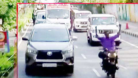 2 கைகளையும் விட்டுவிட்டு மோட்டார் சைக்கிள் ஓட்டியவருக்கு ரூ.3 ஆயிரம் அபராதம்- போக்குவரத்து போலீசார் நடவடிக்கை