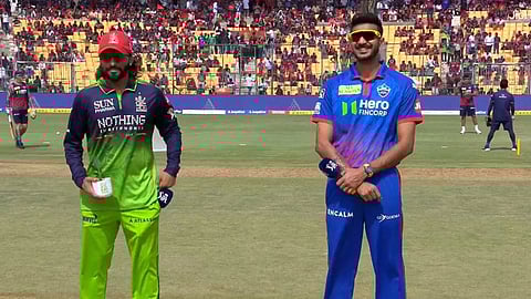 IPL 2026 | டாஸ் வென்ற டெல்லி பவுலிங் தேர்வு: பெங்களூரு முதலில் பேட்டிங்