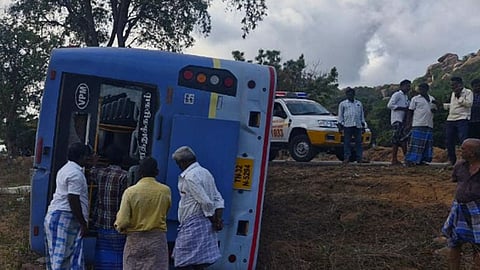 வேட்டவலம் அருகே பஸ் கவிழ்ந்து ஓட்டல் தொழிலாளி பலி - 16 பேர் படுகாயம்