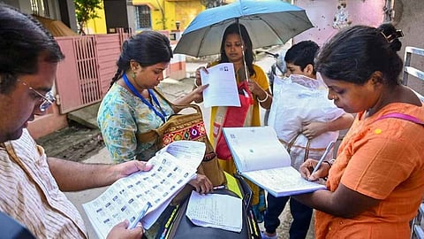 மேற்கு வங்க வாக்காளர் பட்டியலில் திடீரென புதிதாக 7 லட்சம் வாக்காளர்கள் சேர்ப்பு
