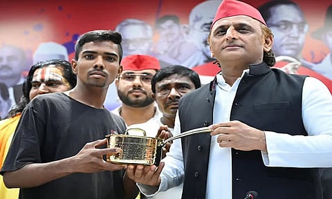 டீ விற்றது குற்றமா?.. அகிலேஷ் யாதவ் டீ குடித்த கடைக்கு அதிகாரிகள் மிரட்டல் - கடையை மூடும் உரிமையாளர்