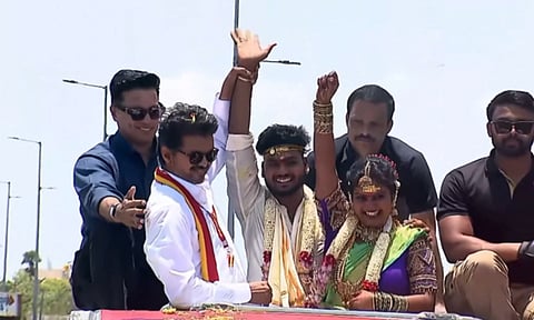 த.வெ.க பிரச்சார வாகனத்தில் ஏற்றி புதுமணத் தம்பதியை வாழ்த்திய விஜய்