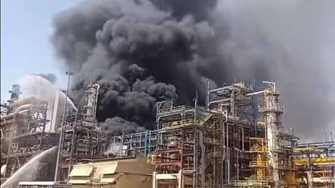 பிரதமர் மோடி நாளை திறக்க இருந்த பெட்ரோலிய சுத்திகரிப்பு ஆலையில் தீ விபத்து: நிகழ்ச்சி ரத்து- விசாரணைக்கு உத்தரவு