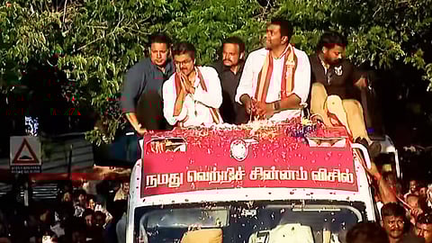 TVK Vijay | சென்னையில் வாக்கு சேகரிக்கும் த.வெ.க. தலைவர் விஜய்