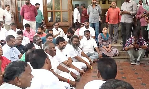 தேர்தலை ரத்து செய்யக்கோரி கோவை அதிமுக வேட்பாளர் போராட்டம்!