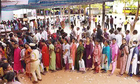 தமிழக சட்டசபை தேர்தல்: மதியம் 5 மணி நிலவரப்படி மாவட்டம் வாரியாக பதிவான வாக்குகள் விவரம்...