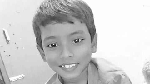 ஓமலூர் அருகே பயங்கரம்- கள்ளக்காதலியின் மகனை வெட்டிக்கொன்ற தனியார் நிறுவன மேலாளர் தற்கொலை