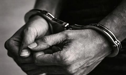 திருமண சாப்பாடு செய்த பாக்கியை கேட்க வந்த வியாபாரியின் கைகளை கிரைண்டருக்குள் விட்டு சித்ரவதை செய்த மணமகளின் தந்தை