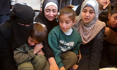 கான் யூனிஸில் கடந்த வெள்ளிக்கிழமை, இஸ்ரேலியத் தாக்குதலில் கொல்லப்பட்டவர்களின் இறுதிச் சடங்கின்போது எடுக்கப்பட்ட புகைப்படம்