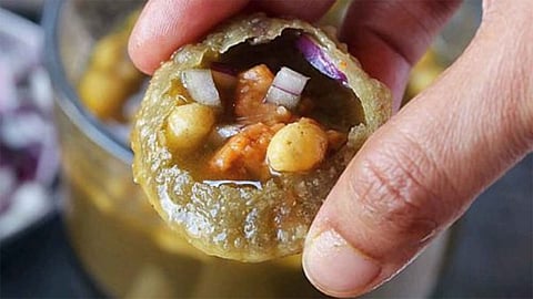 பானி பூரி சாப்பிட்ட சிறுவன் உயிரிழப்பு - 18 பேர் ஆஸ்பத்திரியில் அனுமதி