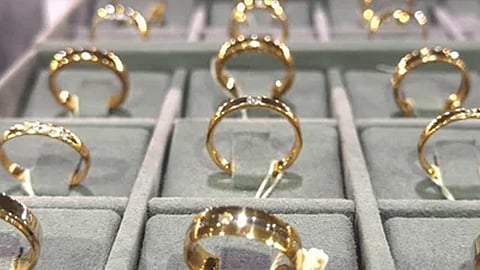 பிரபல நகை கடையில் நகை வாங்குவது போல் நடித்து 4 மோதிரங்கள் திருட்டு- பெண்ணுக்கு பாண்டி பஜார் போலீஸ் வலைவீச்சு