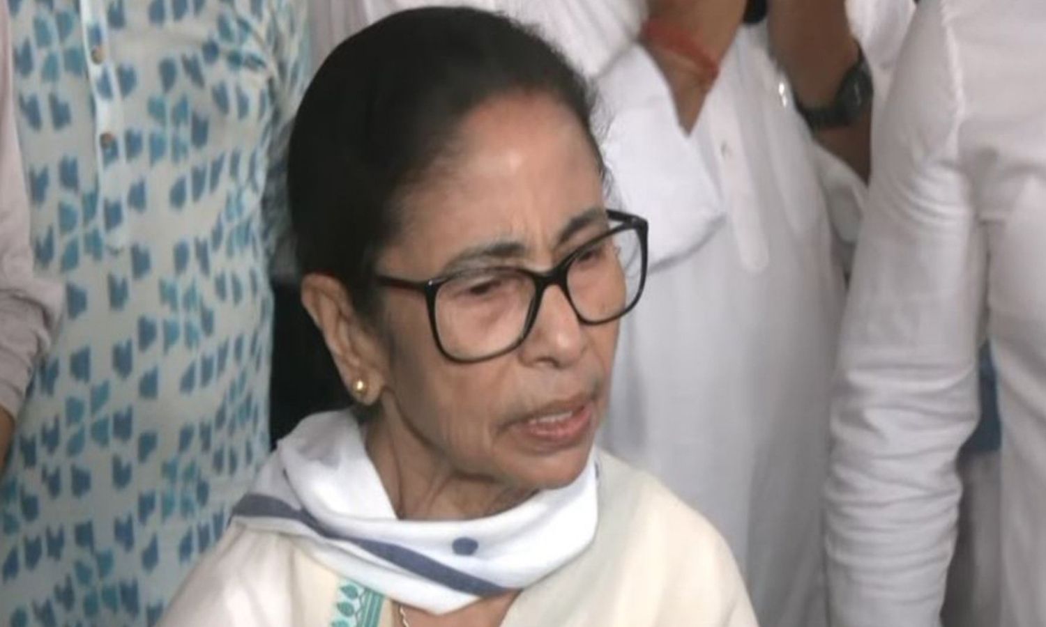 இது தீவிரவாதம்.. அமைதியாக நடக்கும் வாக்குப்பதிவை வன்முறை மூலம் சீர்குலைக்க பாஜக முயற்சி - மம்தா குற்றச்சாட்டு