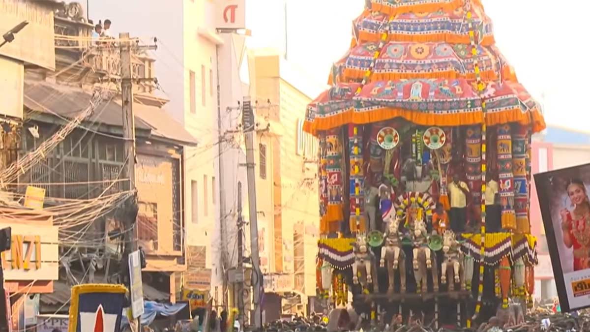 மதுரை சித்திரை திருவிழா தேரோட்டம் கோலாகலம்: மாசி வீதிகளில் குவிந்த பக்தர்கள்