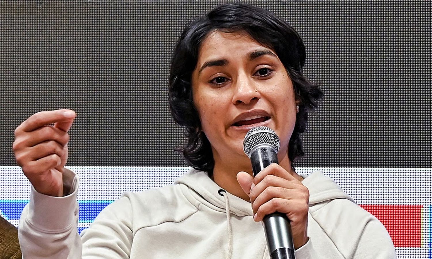 மீண்டும் மல்யுத்த போட்டிகளில் பங்கேற்க விடாமல் தடுப்பதாக வினேஷ் போகத் குற்றச்சாட்டு - சம்மேளனம் விளக்கம்