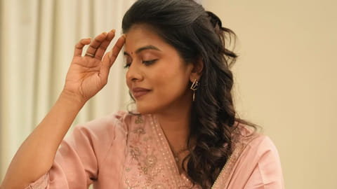 பிரபல இசையமைப்பாளர் மீது பாடகி பாலியல் புகார்