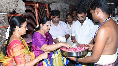 பழனி தண்டாயுதபாணி சுவாமி கோவிலில் எடப்பாடி பழனிசாமியின் மனைவி, மகன் மற்றும் குடும்பத்தினர் சுவாமி தரிசனம் செய்தனர்.