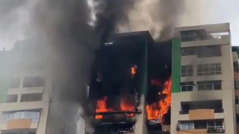 உத்தரபிரதேசத்தில் அடுக்குமாடி குடியிருப்பில் பயங்கர தீ விபத்து