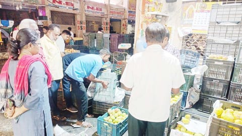 கோயம்பேடு மார்க்கெட்டில் ரசாயனம் வைத்து பழுக்க வைத்த மாம்பழங்கள் பறிமுதல்- வியாபாரிகளுக்கு அபராதம்