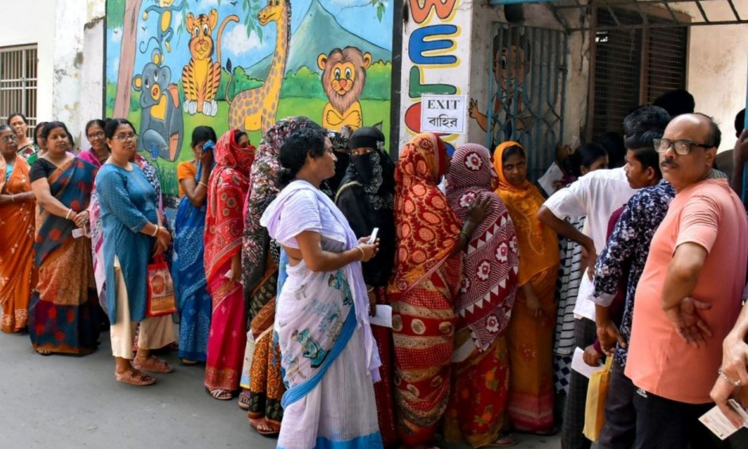 142 தொகுதிகள்.. 3.22 கோடி வாக்காளர்கள் - மேற்கு வங்க அரசியல் விதியை தீர்மானிக்கும் 2ஆம் கட்ட வாக்குபதிவு தொடக்கம்