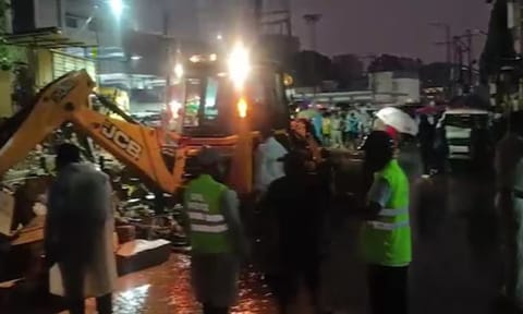 பெங்களூரு மழை - மருத்துவமனை சுற்றுசுவர் இடிந்து விழுந்து 7 பேர் பலி!